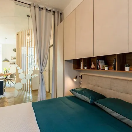 Apartment Private Garden&metro 2 Min - Wooden Wave Flat