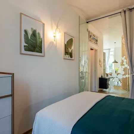 Private Garden & Metro 2 Min - Wooden Wave Flat