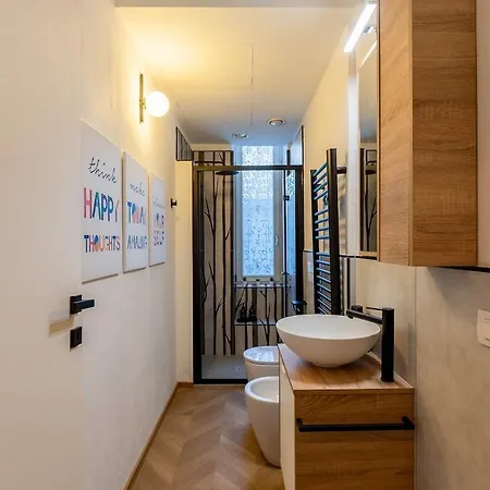 Private Garden & Metro 2 Min - Wooden Wave Flat Lägenhet *