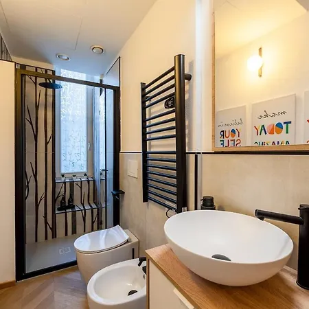 Private Garden & Metro 2 Min - Wooden Wave Flat Lägenhet *