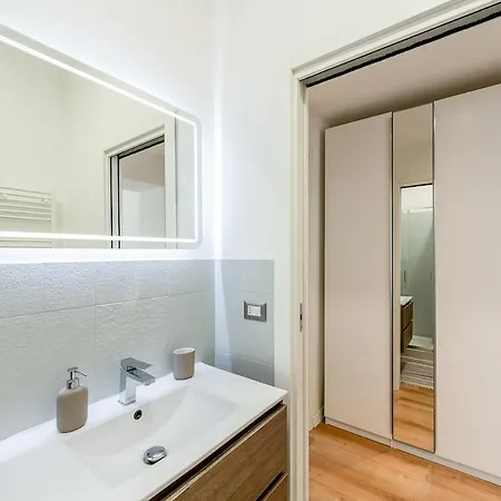 Vecchia Milano, 10 Minutes From The Duomo Апартаменты *
