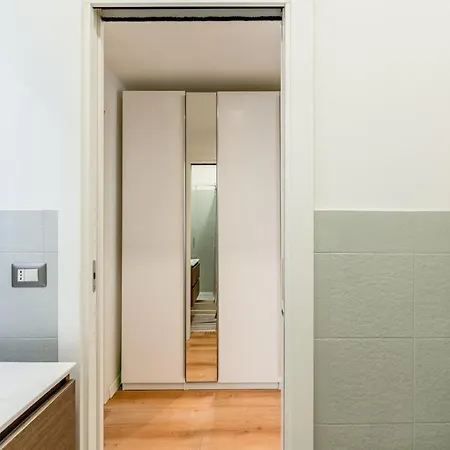 Vecchia Milano, 10 Minutes From The Duomo Апартаменты Милан