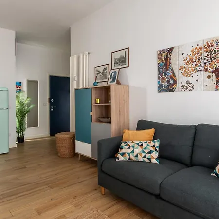 Con Terrazzo Sui Tetti Milanesi ميلان