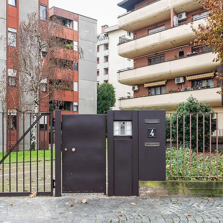 Con Terrazzo Sui Tetti Milanesi ميلان