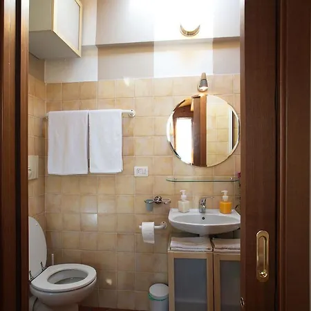 Skyline In Citta Studi A 1 Minuto Dal Metro Con Terrazzo Wi-fi E Netflix ミラノ