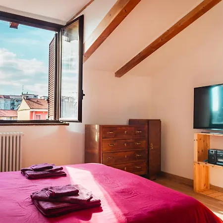 Luminosa Mansarda Con Travi In Legno Mediolan