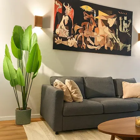 Casa Picasso - Above The Subway Apartment *