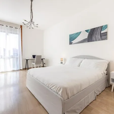 Duomo 7 Min - 3 Bedrooms, Terrace & Parking Apartmán Milán