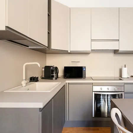 Guesthost - Modern Flat Near Darsena Daire