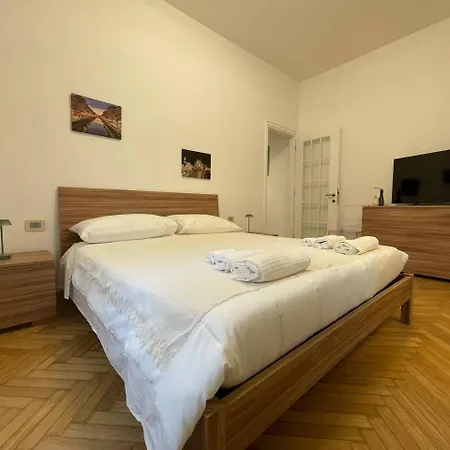 A Stone's Throw From The Metro Apartman