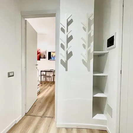 Cozy On An Upper Floor Near Missori And Vetra Metro Station - W3 *