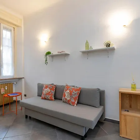 I-host - De Sanctis 52 * Milaan