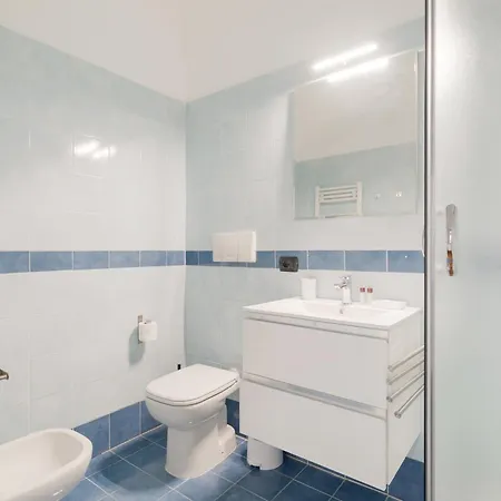 아파트 Guesthost - Modern Flat Near Darsena