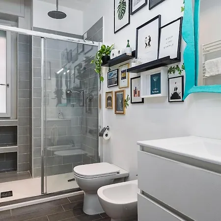 Holi California - Lovely With Metro Steps Away