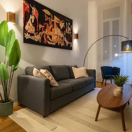 Casa Picasso - Above The Subway Apartment