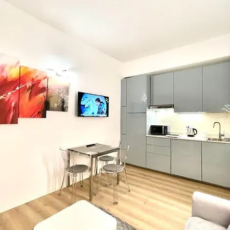 Cozy On An Upper Floor Near Missori And Vetra Metro Station - W3 * Milán