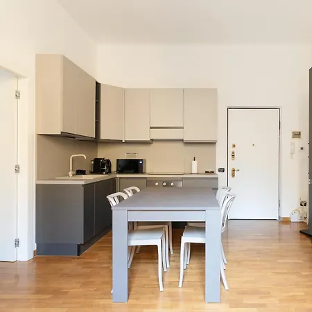 Guesthost - Modern Flat Near Darsena *