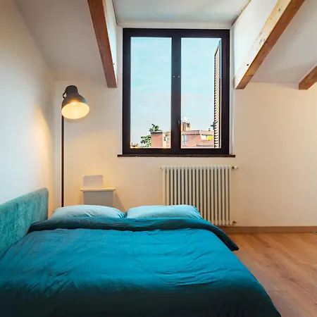 Luminosa Mansarda Con Travi In Legno Apartament Mediolan