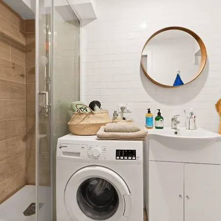 아파트 Center - With Ac, Wifi - Station 10'