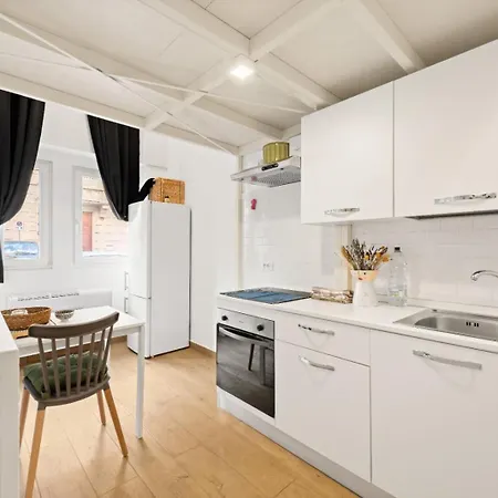 Apartament Center - With Ac, Wifi - Station 10' *