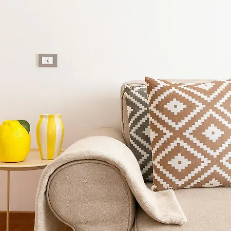 Apartmán The Boutique - Spacious With Balcony - M3 Repubblica 2 Stops To Montenapoleone Duomo , 1 Stop To Station - Center Milán