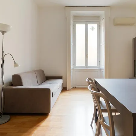 Guesthost - Modern Flat Near Darsena Διαμέρισμα