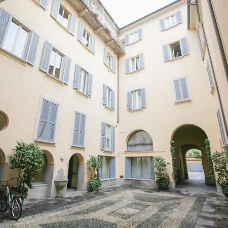 Hacca Collection - Charming In Corso Magenta Milan