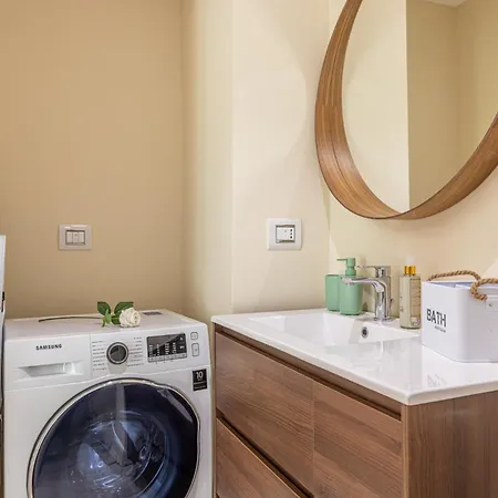 Modern & Elegant - Station Apartment