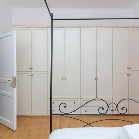 I-host - De Sanctis 52 * Mediolan