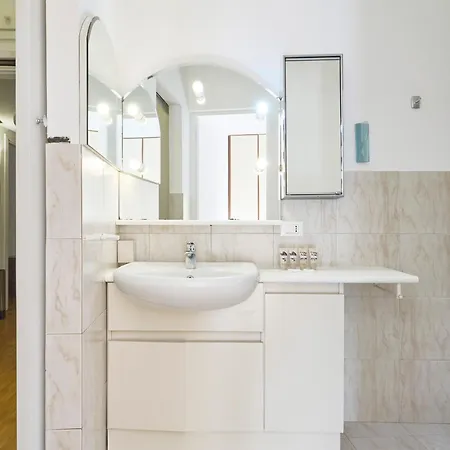 Daire Charming Urban Retreat, Brera - Porta Nuova *