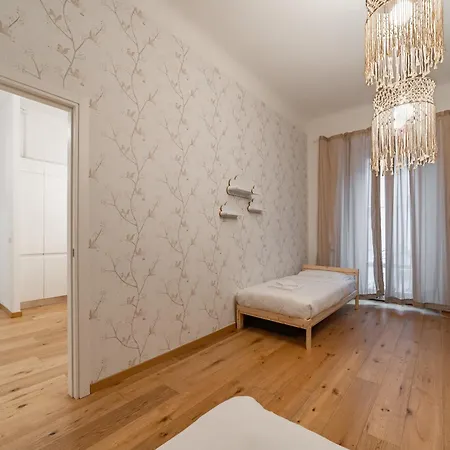 5 Walk From Porta Venezia Station, With 2 Bedrooms Апартаменты Милан