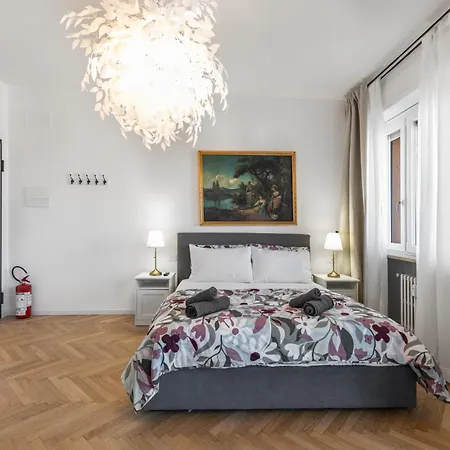 Apartment Centrale-duomo 10min - La Dolce - Metro Loreto 4min *