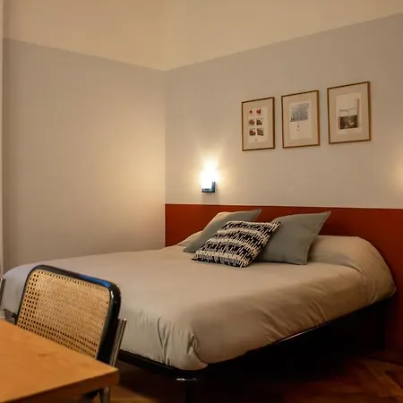 Spacious, Bright Flat With 2 1 Double Bedrooms *