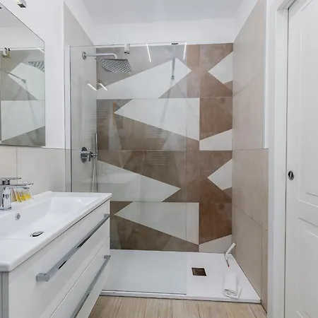 Apartment 4 Min To Metro - 8 Min To Lin Airport - Area *