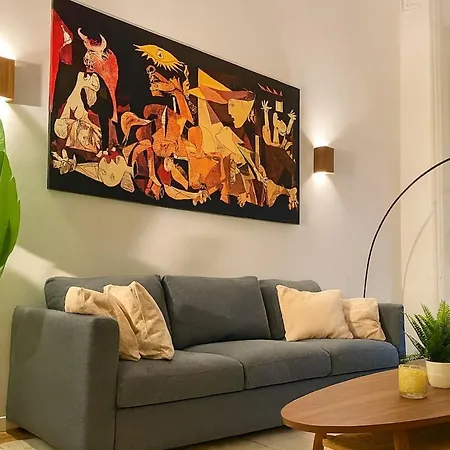 Casa Picasso - Above The Subway Apartment