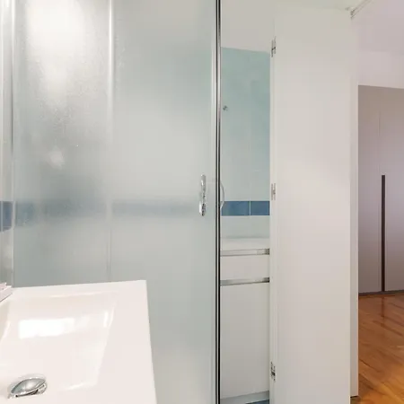 Guesthost - Modern Flat Near Darsena 밀라노