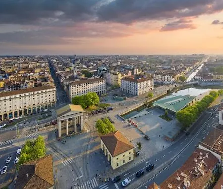 Duomo 7 Min - 3 Bedrooms, Terrace & Parking Appartement Milan