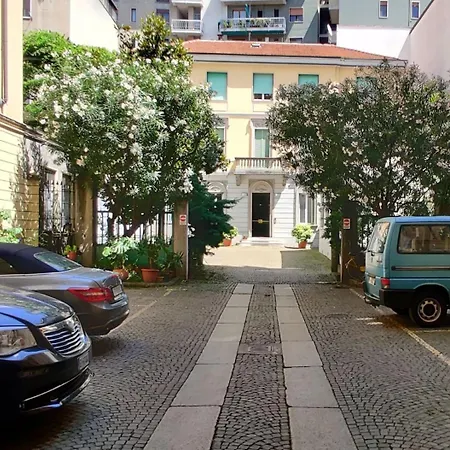 Luxury Quiet Above Subway Apartmán