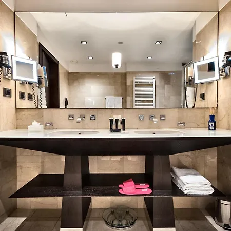 Crowne Plaza By Ihg Szálloda