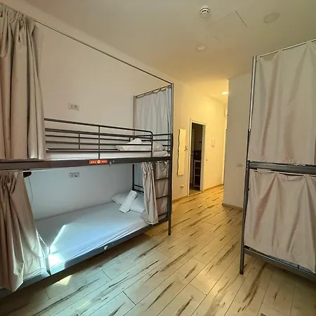 Quo Hostel *