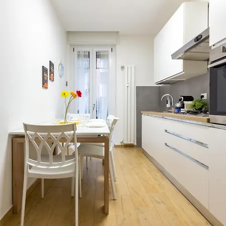 Appartement Spacious 4-bed 2-bath, 3 Min Walk To M1 Bande Nere Milan