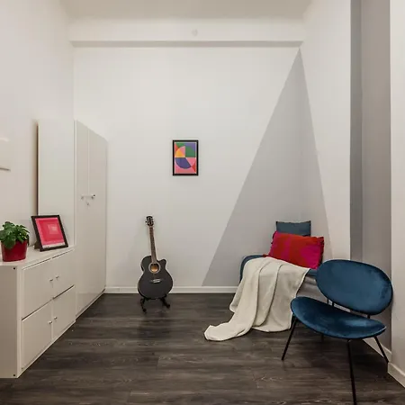 The Bau-haus - Station Area Apartment *