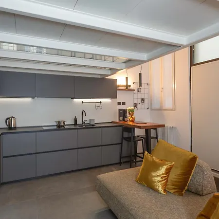 Artstay - Exclusive Near Metro M1, Ac, Parking