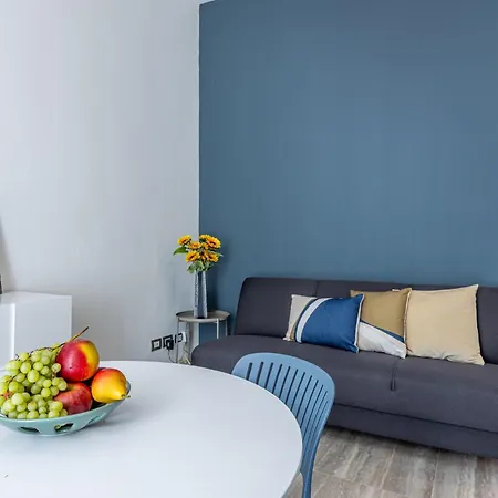 Lovely - 15 Minutes To Duomo