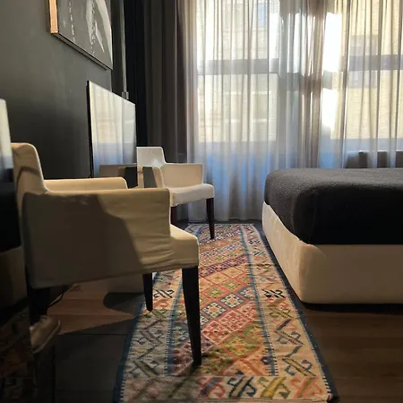 Station Apartment *