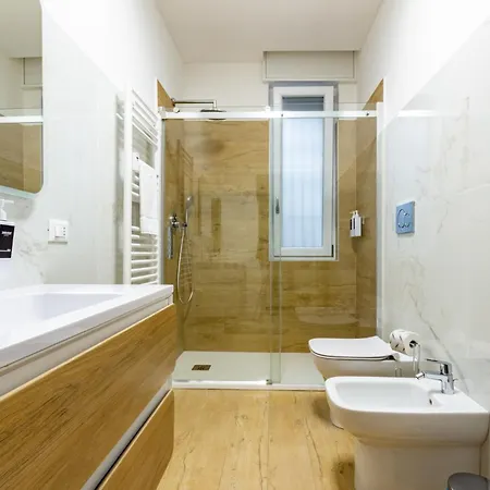 Spacious 4-bed 2-bath, 3 Min Walk To M1 Bande Nere Appartement Milan