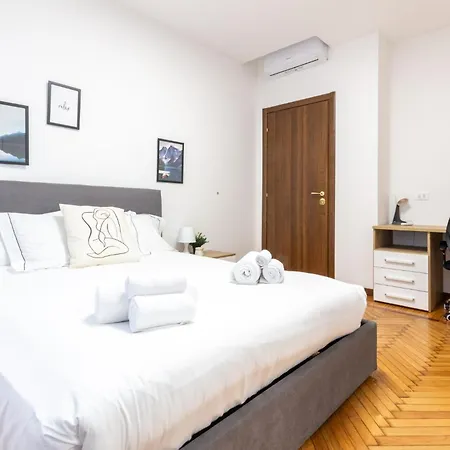Spacious 4-bed 2-bath, 3 Min Walk To M1 Bande Nere Apartmán