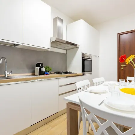 Spacious 4-bed 2-bath, 3 Min Walk To M1 Bande Nere Appartement