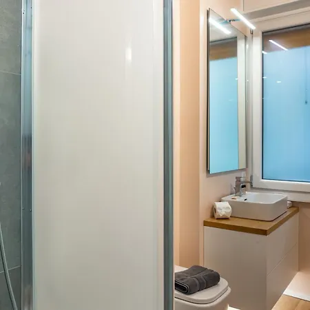 Modern In - Garage Included *