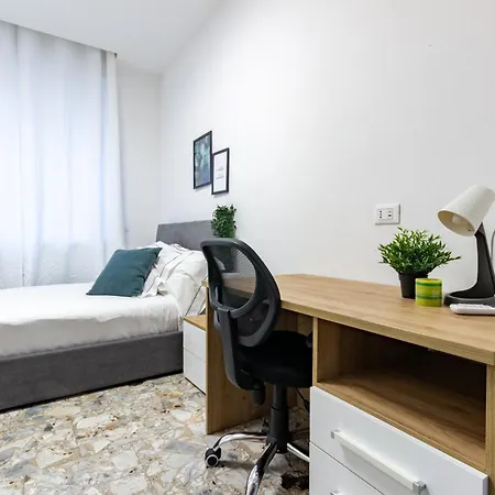 Spacious 4-bed 2-bath, 3 Min Walk To M1 Bande Nere * Mediolan